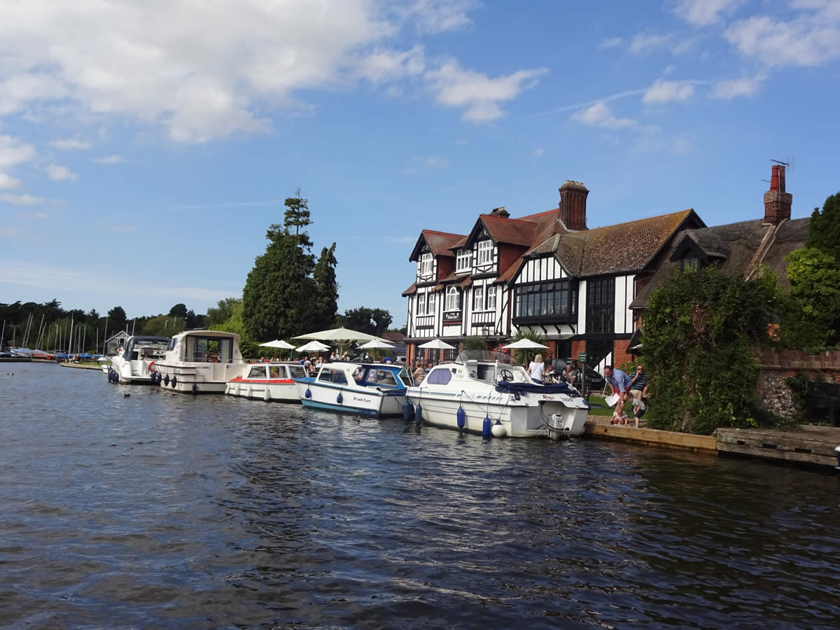 Suggestions of first and last night stopovers on a Norfolk Broads ...